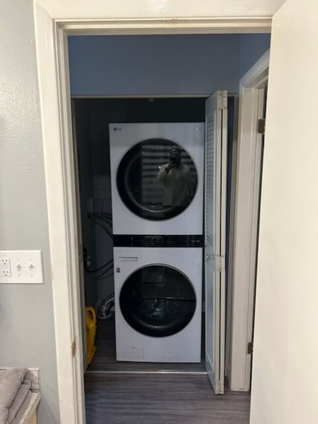 Building Photo - Furnished 1 Bed / 1 Bath – All Utilities Included