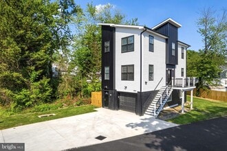 Building Photo - 2370 Randolph St