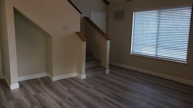 Building Photo - 1465 E Peckham Ln