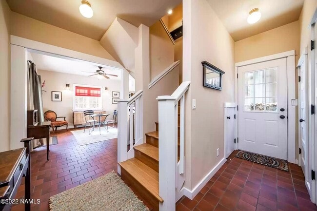 Building Photo - 907 W Summit Ave