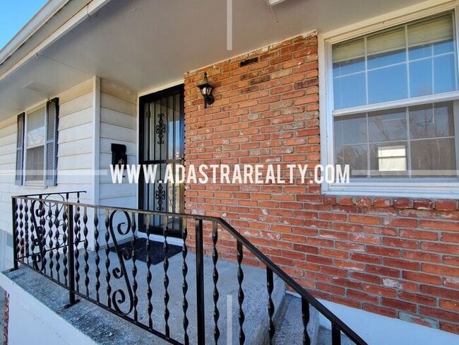 Building Photo - Very Nice Home in South KCMO-Available NOW!!