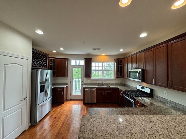 Foto del edificio - Stylish 3 Bed 3 Bath Townhome With Patio A...