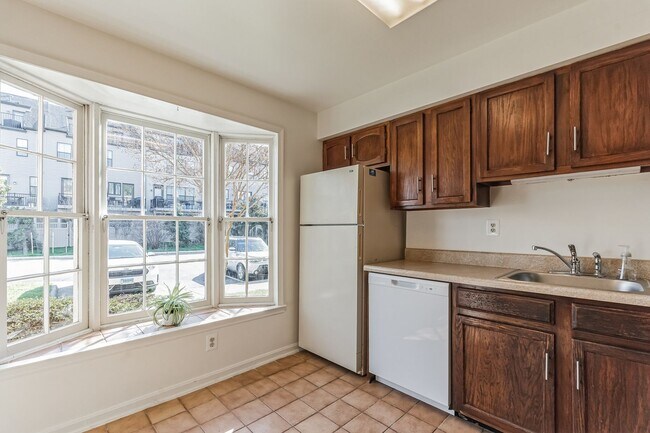 Building Photo - Welcome to this newly updated 2Bd/2.5Bth T...