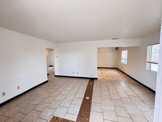 Building Photo - 1335 W Vista Way