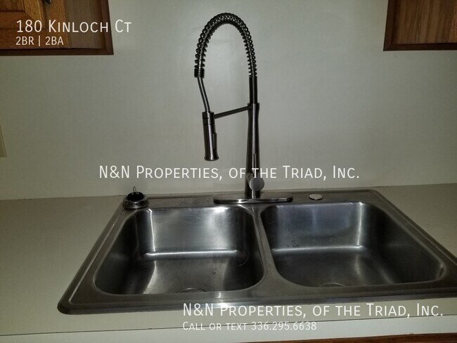 Foto del edificio - 180 Kinloch Ct