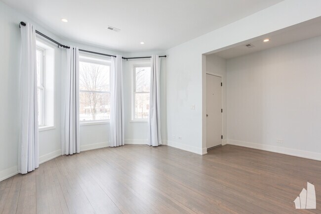 Foto del edificio - 2705 N Kimball Ave