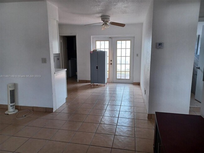 Building Photo - 1701 SW 70th Ave
