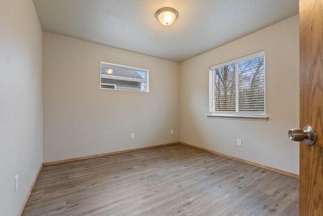 Building Photo - Beautiful 4bed/2.5bath home