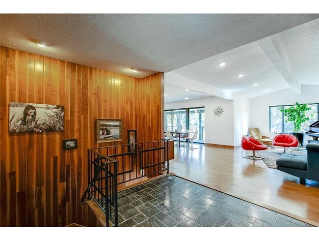 Building Photo - 930 Maplecrest Dr