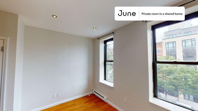 Foto del edificio - Private bedroom in 3 bed/1 bath Home