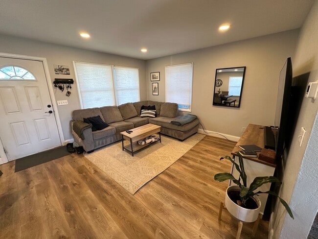 Building Photo - 3 Bedroom Single Family Home in Lakewood