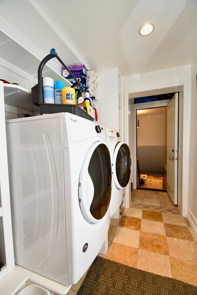Foto del edificio - Great Basement Unit in Canyon Rim Neighborhood! All Utilities included!