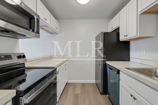 Building Photo - 1700 Lake Park Dr SW