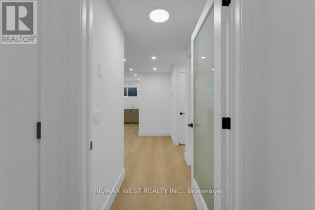 Building Photo - 661 Winona Dr