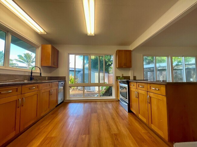 Foto del edificio - Beautiful, Bright & Airy Beach House--3Beds, 2Baths with Yard