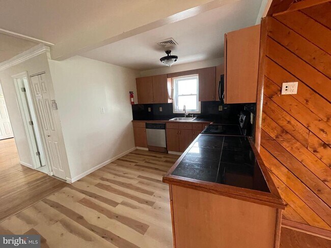 Building Photo - 1048 Cornwells Ave