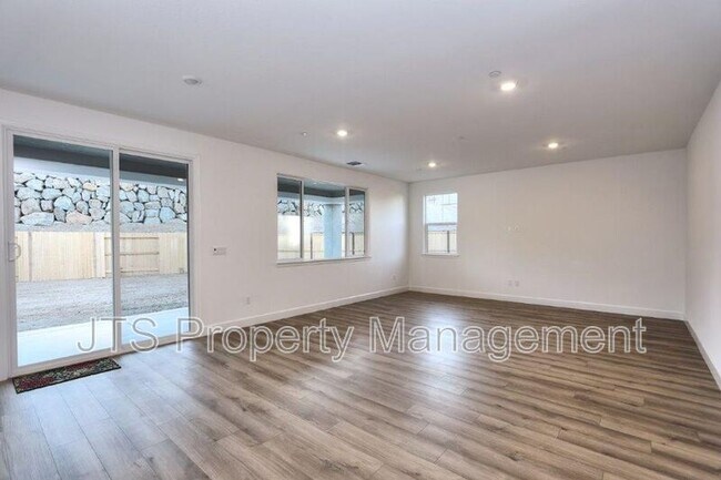 Building Photo - 3349 Hedgerow Ct