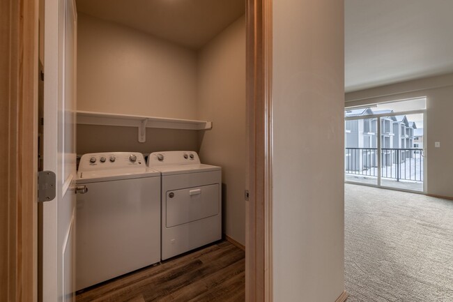 Foto del edificio - Large 2 Bedroom/2 Bath Apartment- Pet Frie...