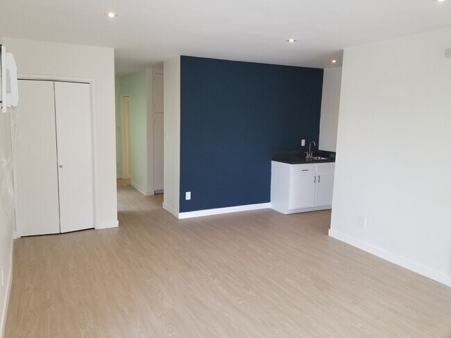 Foto del edificio - 2441 N Beachwood Dr