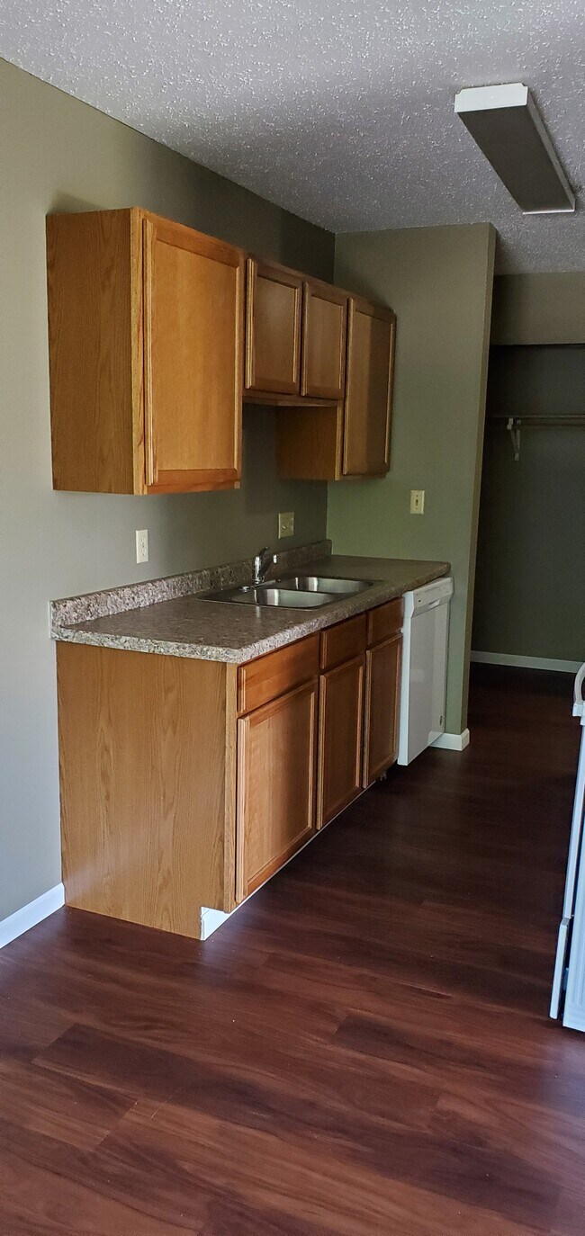 Foto del edificio - 701 Lily Ln