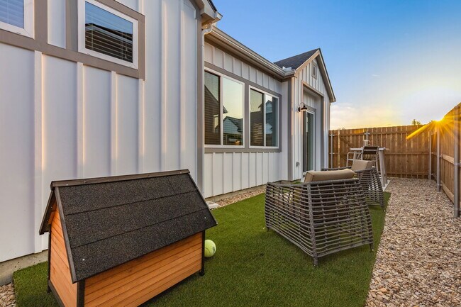 Building Photo - Breeze Street, Justin, TX 76247 - 2 BR 2 BA house