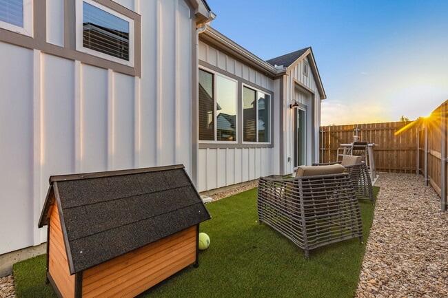 Building Photo - Lago Street, Justin, TX 76247 - 2 BR 2 BA ...