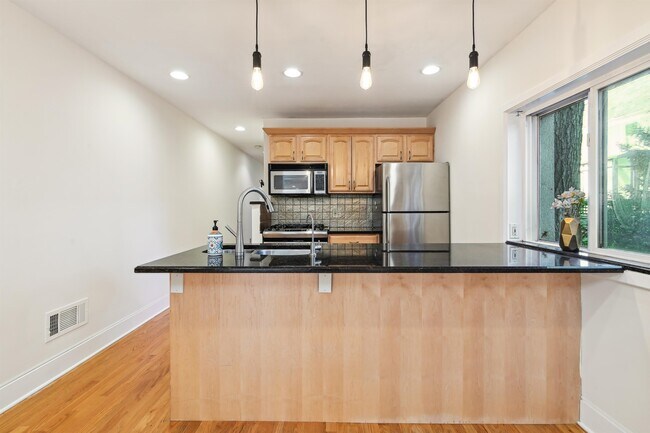 Building Photo - 8 Carroll Pl