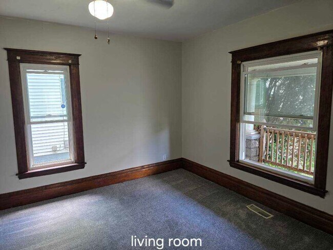 Building Photo - 913 Neumaier Ct