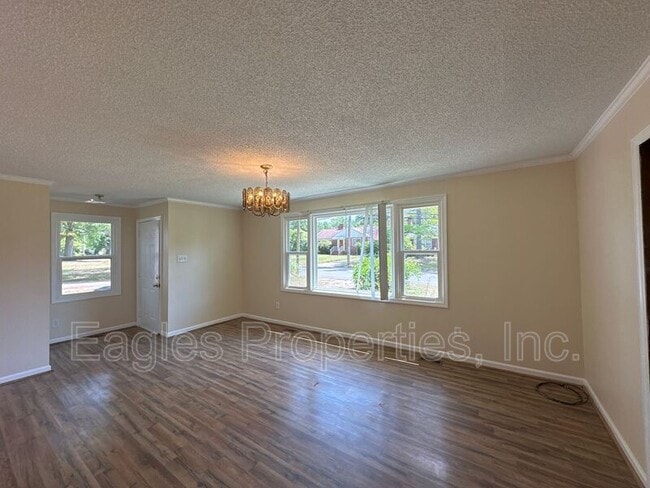 Building Photo - 605 S Oleander Ave