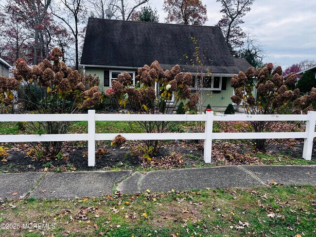 Building Photo - 891 Raleigh Dr