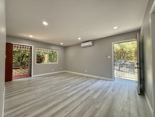 Foto del edificio - Stunning Remodeled 2-Bedroom Condo in the ...
