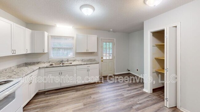 Foto del edificio - 404 Monks Grove Church Rd