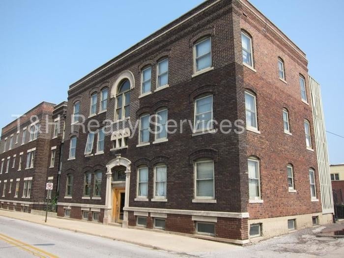 Primary Photo - 108 E St Clair St