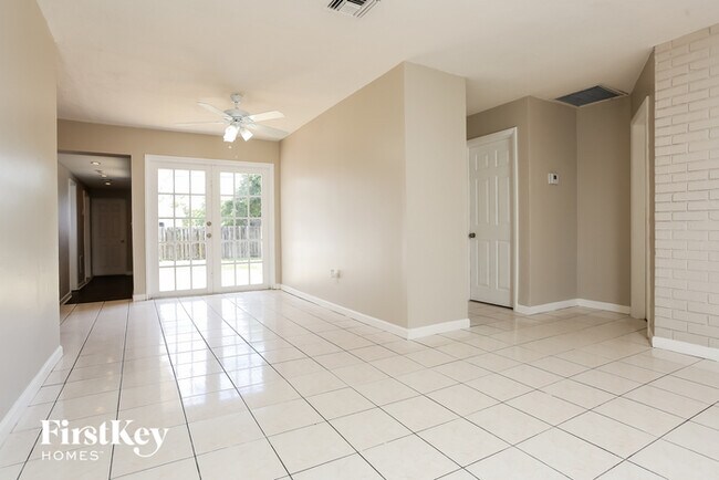 Foto del edificio - 6437 Custer St