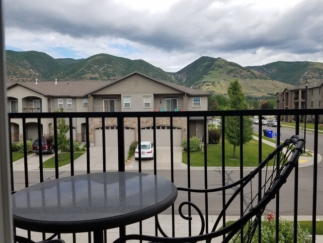 Photo - 3 Bed Townhome with Mountain Views and Community Pool