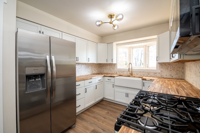 Building Photo - 418 N Trivoli Rd