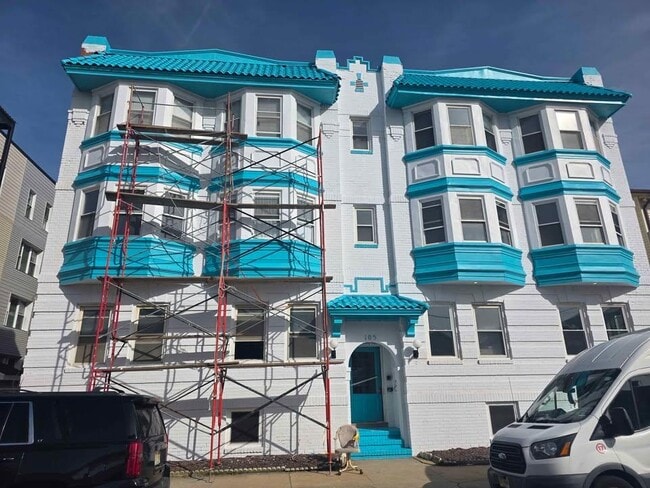 Building Photo - 105 S Victoria Ave