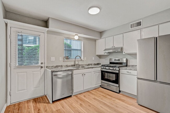 Building Photo - 2 Bed 1.5 bath Condo - Close to UNC!  Beautifully Renovated-MOVE IN READY! $500 off first month's...