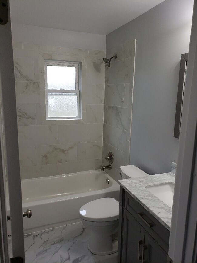 Building Photo - Grab this beauty before it's gone!