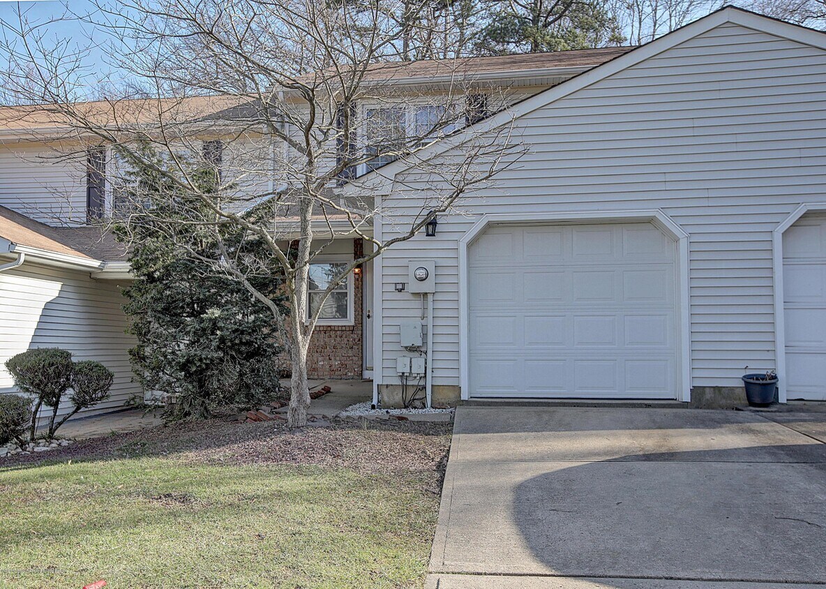 26 Staghorn Dr, Matawan, NJ 07747 Condo for Rent in Matawan, NJ