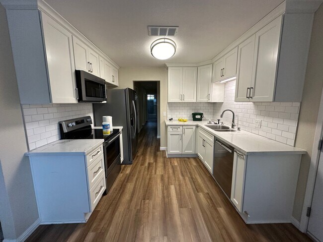 Foto del edificio - 1233 Devonshire Dr