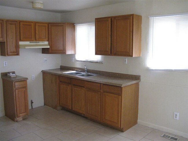 Building Photo - 5818 Radnor St