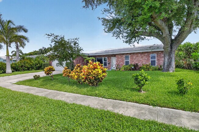 Foto del edificio - "Spacious & Renovated 4-Bed Oasis with Pool in Boca Raton - 2136 Sq Ft of Elegance!"