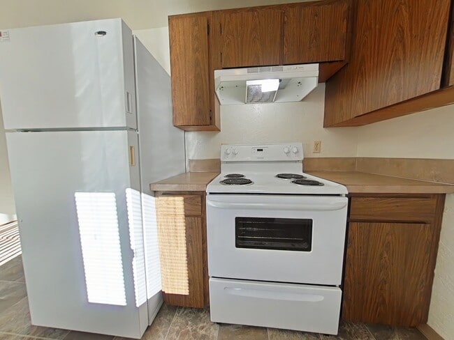 Building Photo - 2 Bedroom Townhouse ~ Close to Downtown