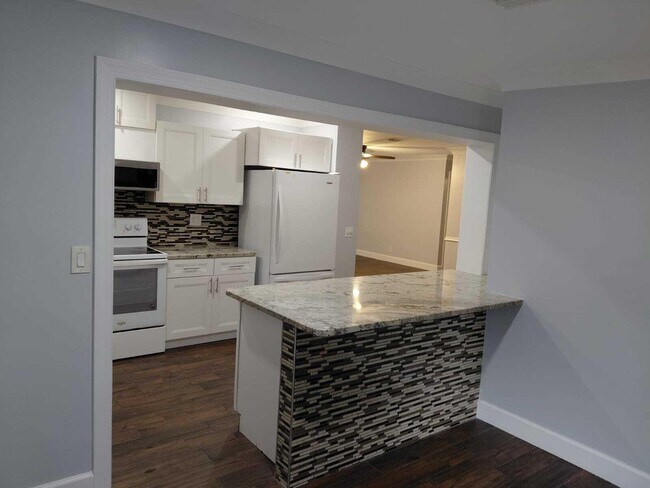 Building Photo - 785 Balfrey Dr S