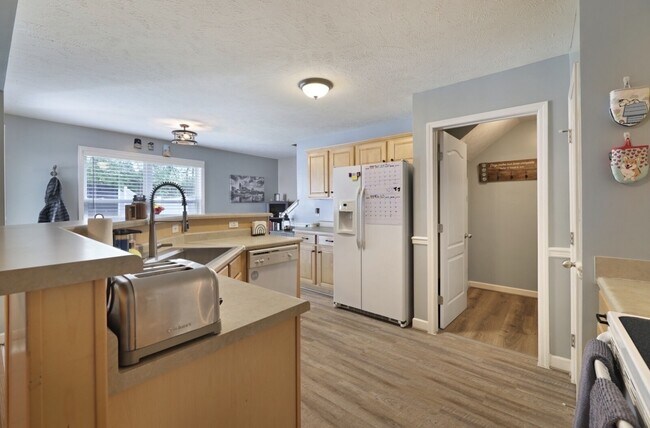 Building Photo - 642 Ken Pilkerton Dr