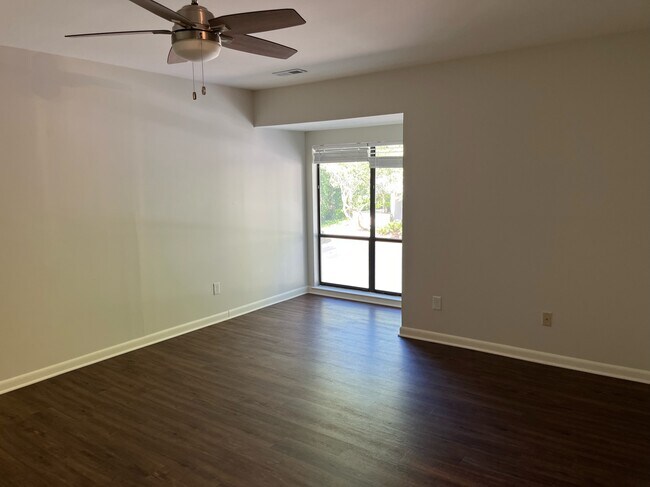 Foto del edificio - 132 Manhattan Ct