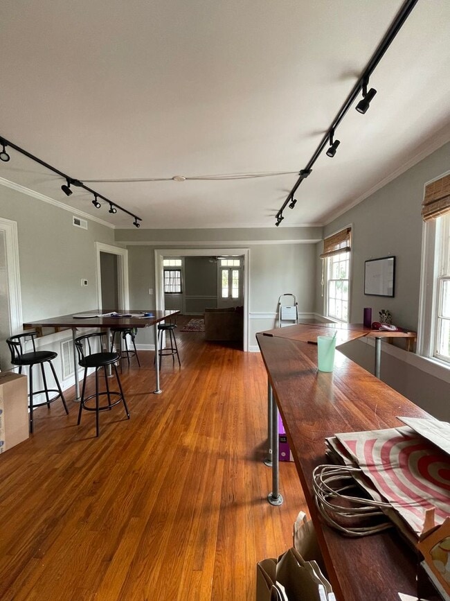 Foto del edificio - Spacious Three Bedroom Apartment on Calhou...