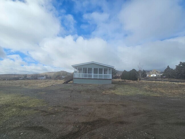 Building Photo - Like New 3 Bedroom On Acre Plus in Moundhouse