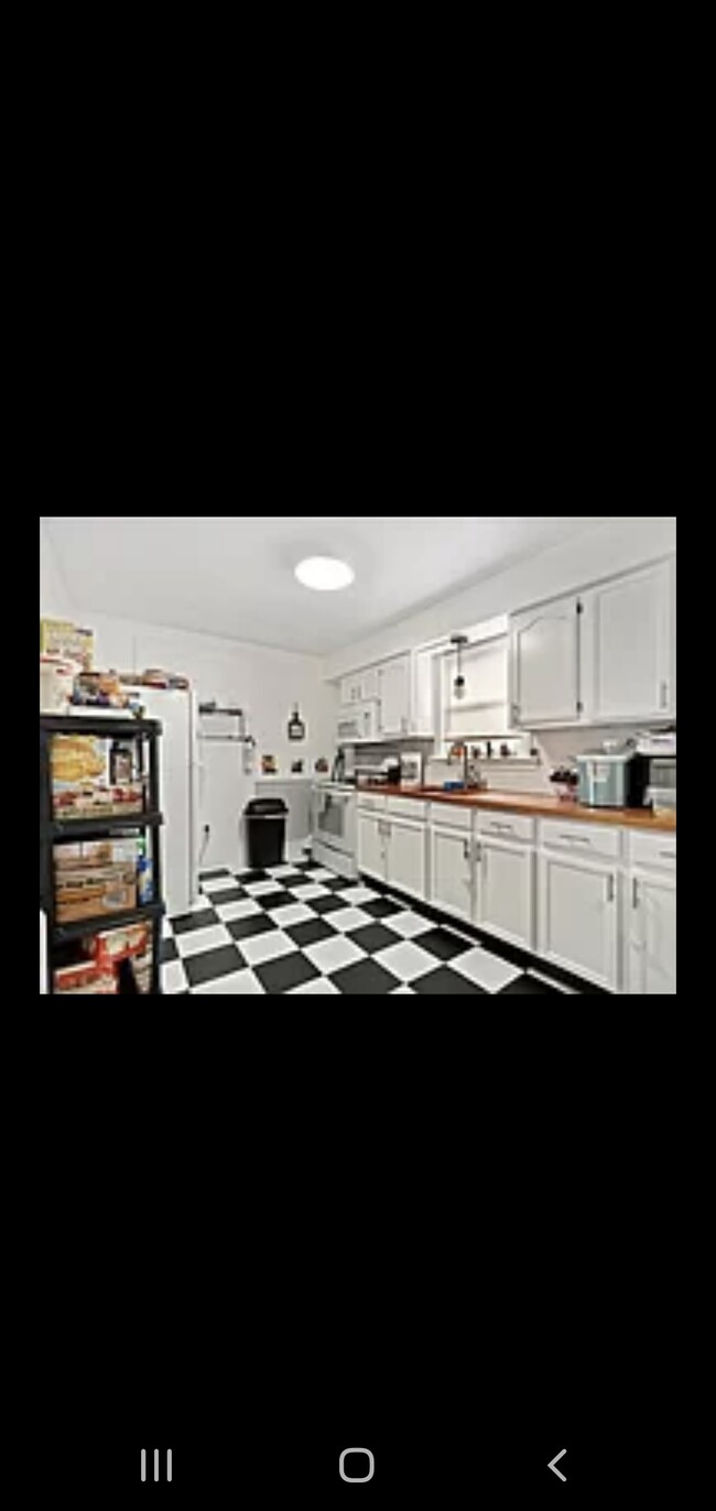 Kitchen - 2923 Brownsville Rd